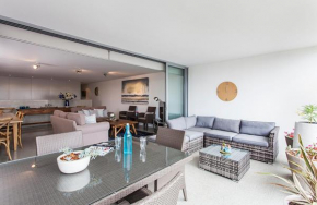 Modern & Sleek, Minutes to the City. Parking/Pool